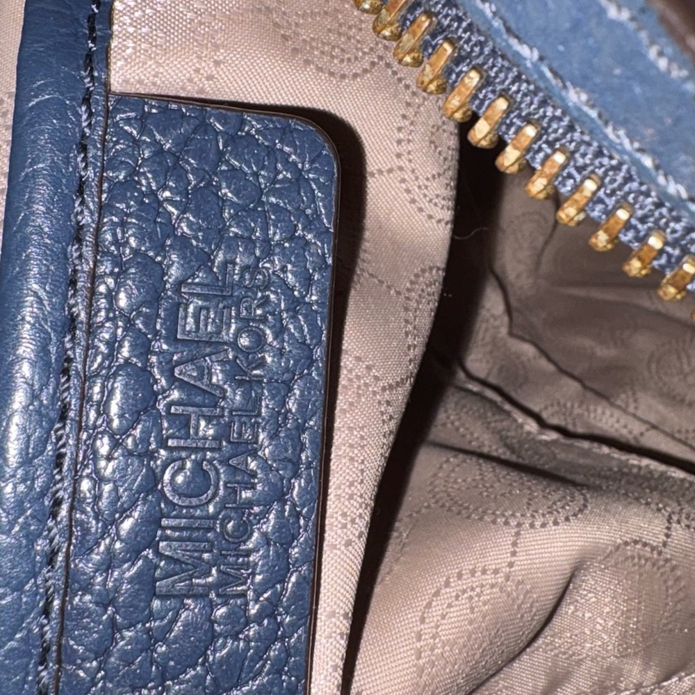 Michael Kors Smythe Large Dome Satchel in Navy pebbled leather. - Picture 6 of 8